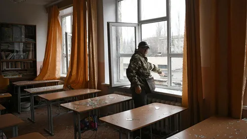 Школа Картинки человек в военной форме, стоящий в комнате со столами и стульями