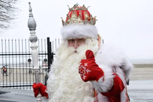 Дед Мороз Картинки человек в костюме санты и шляпе с короной