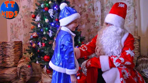 Дед Мороз Картинки человек и ребенок в одежде санты у елки