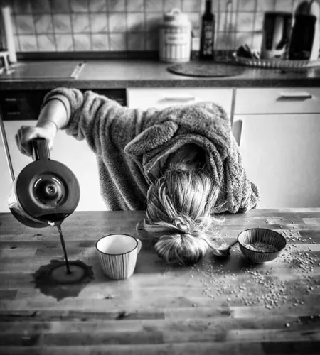 Доброе Утро Прикольные Смешные С Надписью Картинки человек в шарфе и держащий чашку кофе