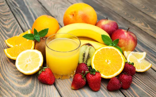 Здоровье Картинки стакан сока рядом с кучей фруктов