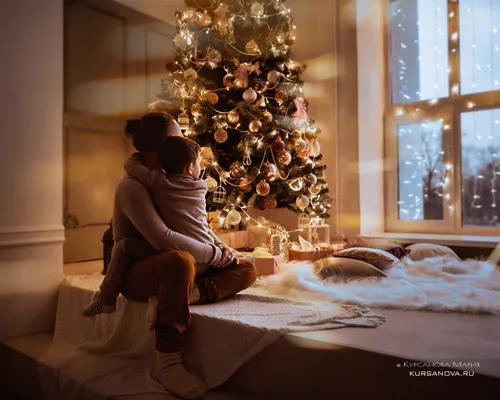 Картинка Новогодняя Картинки мужчина и женщина сидят на кровати перед елкой