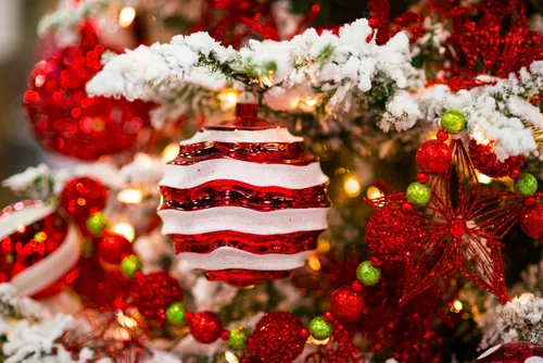 Картинка Новогодняя Картинки рождественская елка с красно-белым украшенным домом
