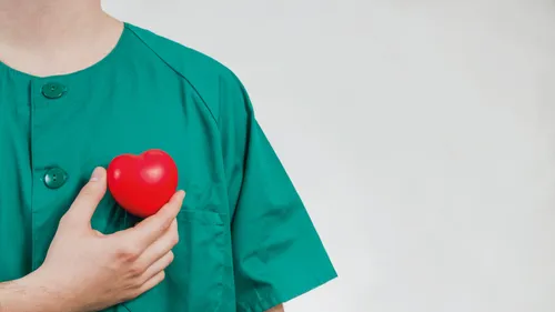 Картинка Сердце Картинки человек, держащий красное яблоко