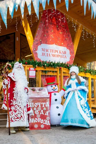 Деда Мороза Картинки человек в синем платье и белом парике, стоящий рядом с парой статуй снеговика