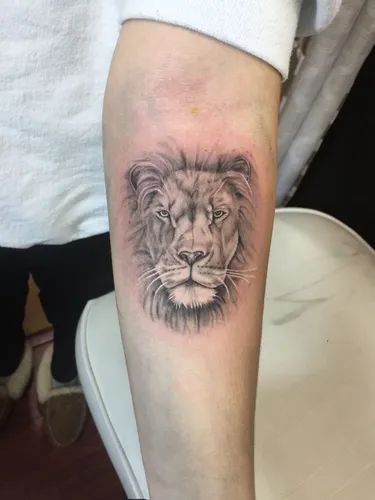Льва Картинки мужская рука с татуировкой