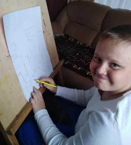 Рисовать Картинки мальчик держит карандаш и рисует