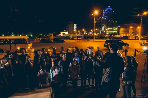 Необычный Со Смыслом Картинки группа людей, стоящих ночью на тротуаре