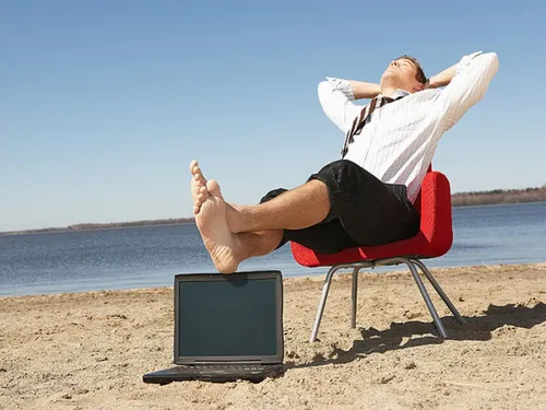 Отпуск Картинки мужчина, лежащий на стуле рядом с ноутбуком на пляже