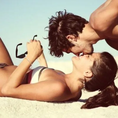 Поцелуй Картинки мужчина и женщина лежат на пляже