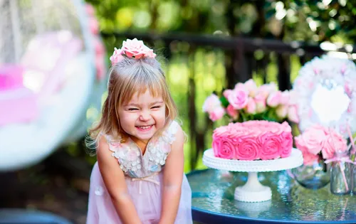 Родителям С Днем Рождения Дочки Картинки девушка улыбается с букетом цветов на заднем плане