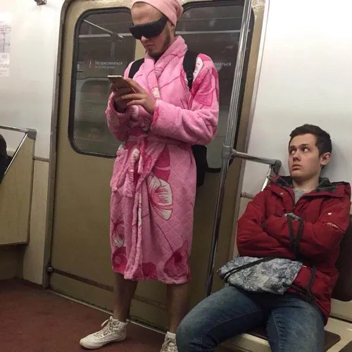 Смешные Людей Картинки женщина в розовой одежде, сидящая в поезде