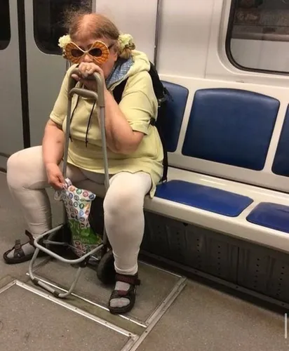 Смешные Людей Картинки женщина, сидящая в поезде