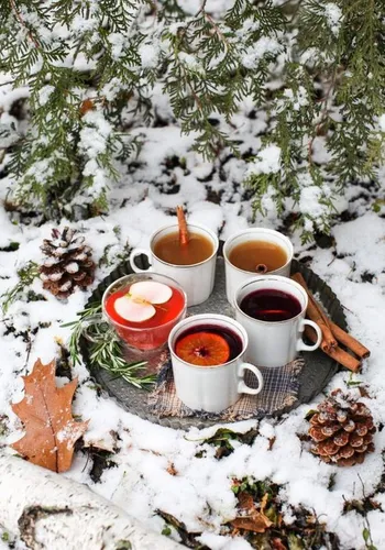 Доброе Снежное Утро Картинки группа чашек с жидкостью в них на заснеженной поверхности