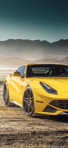 Авто Обои на телефон желтый спортивный автомобиль, припаркованный на песчаном пляже
