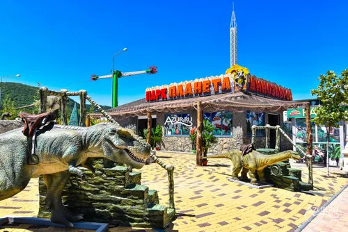 Динозавров Картинки здание со статуей дракона перед ним