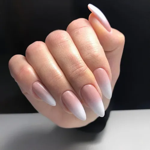Дизайн Ногтей Новинки Фото рука с белым пальцем