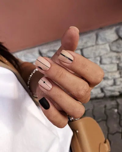 Дизайн Ногтей Новинки Фото женская рука с кольцом на пальце