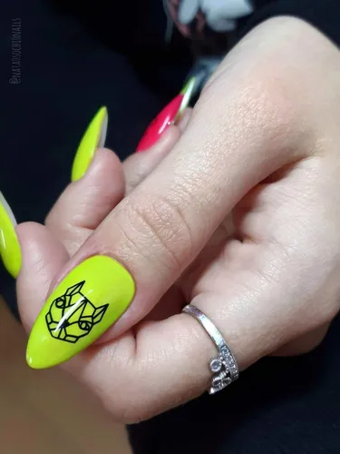 Дизайн Ногтей Новинки Фото рука человека с накрашенными ногтями