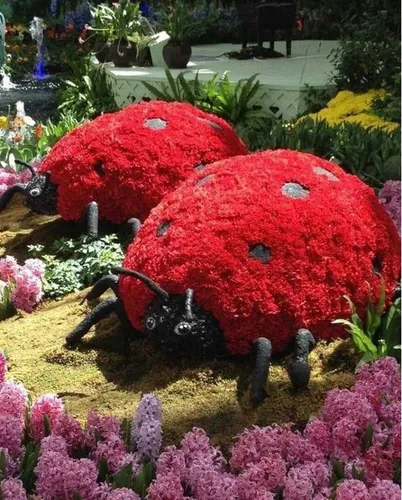 Цветы Фото статуя красной лягушки