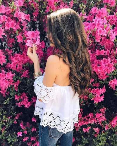Красивые Девушек Картинки человек с волосами в хвосте, стоящий перед кустом розовых цветов