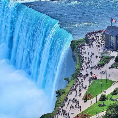 Самые Красивые Картинки большой водопад с бассейном с водой и большой толпой людей