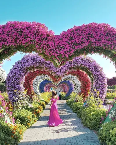 Самые Красивые Картинки человек в розовом платье, идущий по цветочному саду