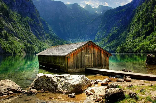 Самые Красивые Картинки деревянное здание на скалистом берегу у озера и гор