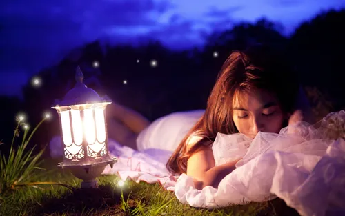 Страстные Спокойной Ночи Картинки человек, лежащий в траве рядом с лампочкой