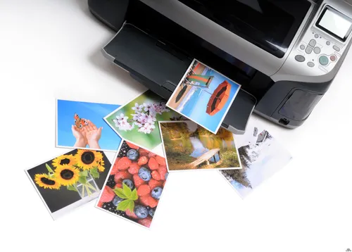 Печать Фото группа карт рядом с ноутбуком