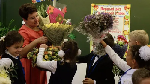 День Учителя Картинки группа людей, держащих цветы