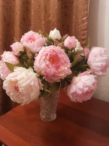 Пионы Фото ваза с розовыми и белыми цветами