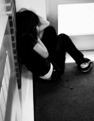Депрессивные Картинки женщина, сидящая на полу
