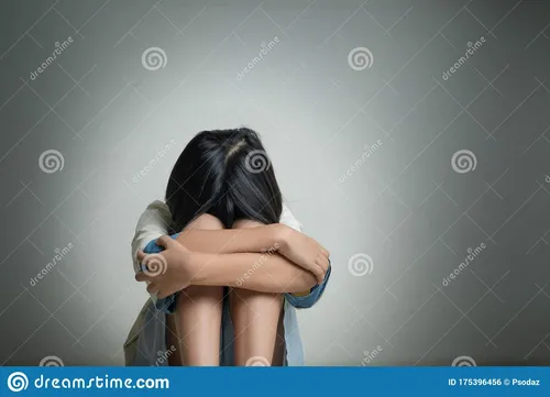 Депрессивные Картинки женщина с руками на лице