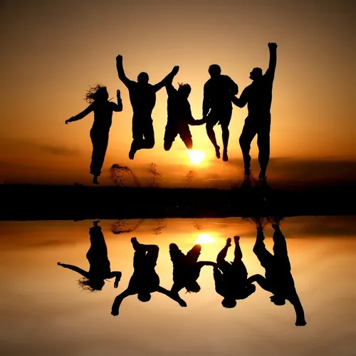 Друзья Картинки группа людей прыгает в воду