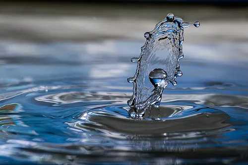 капля воды, падающая в воду