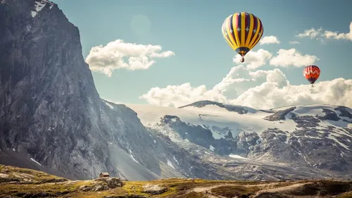 4К Картинки группа воздушных шаров, пролетающих над снежными горами