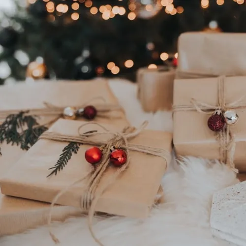 На Новый Год Картинки рождественская елка с подарками под ней
