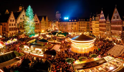 На Новый Год Картинки город с рождественской елкой и большой толпой людей