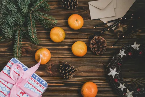 На Новый Год Картинки апельсины и ананас на столе