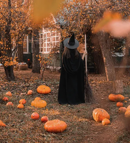 На Хэллоуин Картинки человек в черной шляпе и пальто, стоящий в тыквенном пятне