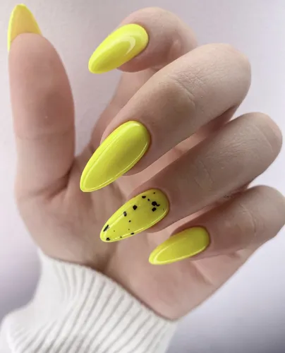 Ногтей Картинки рука с желтыми окрашенными ногтями