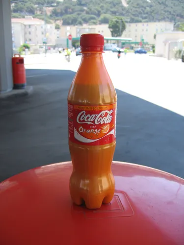 Кока Колы Фото бутылка острого соуса на столе