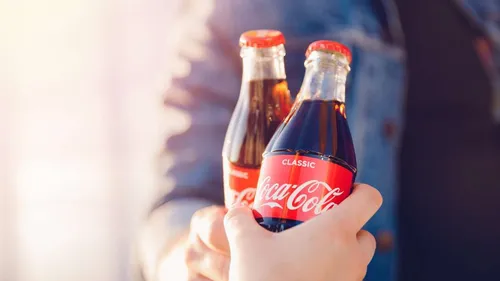 Кока Колы Фото рука держит бутылку газировки