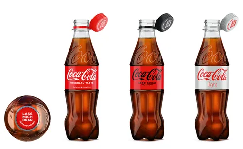 Кока Кола Фото группа бутылок с жидкостью в них