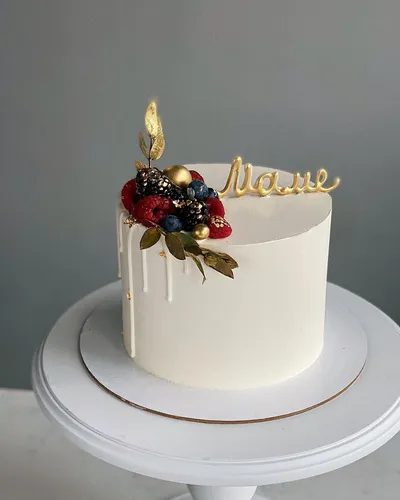 Тортов Картинки белый торт с золотой короной и красными ягодами сверху