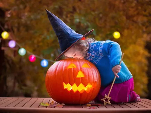 Хэллоуин Картинки ребенок в шляпе и с тыквой