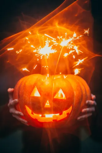 Хэллоуин Картинки резная тыква с огнем и фейерверком на заднем плане