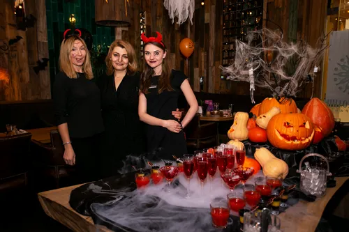 Хэллоуин Картинки группа женщин, стоящих рядом со столом с тыквами и стаканами