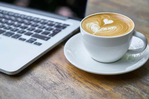Кофе Картинки чашка кофе рядом с ноутбуком